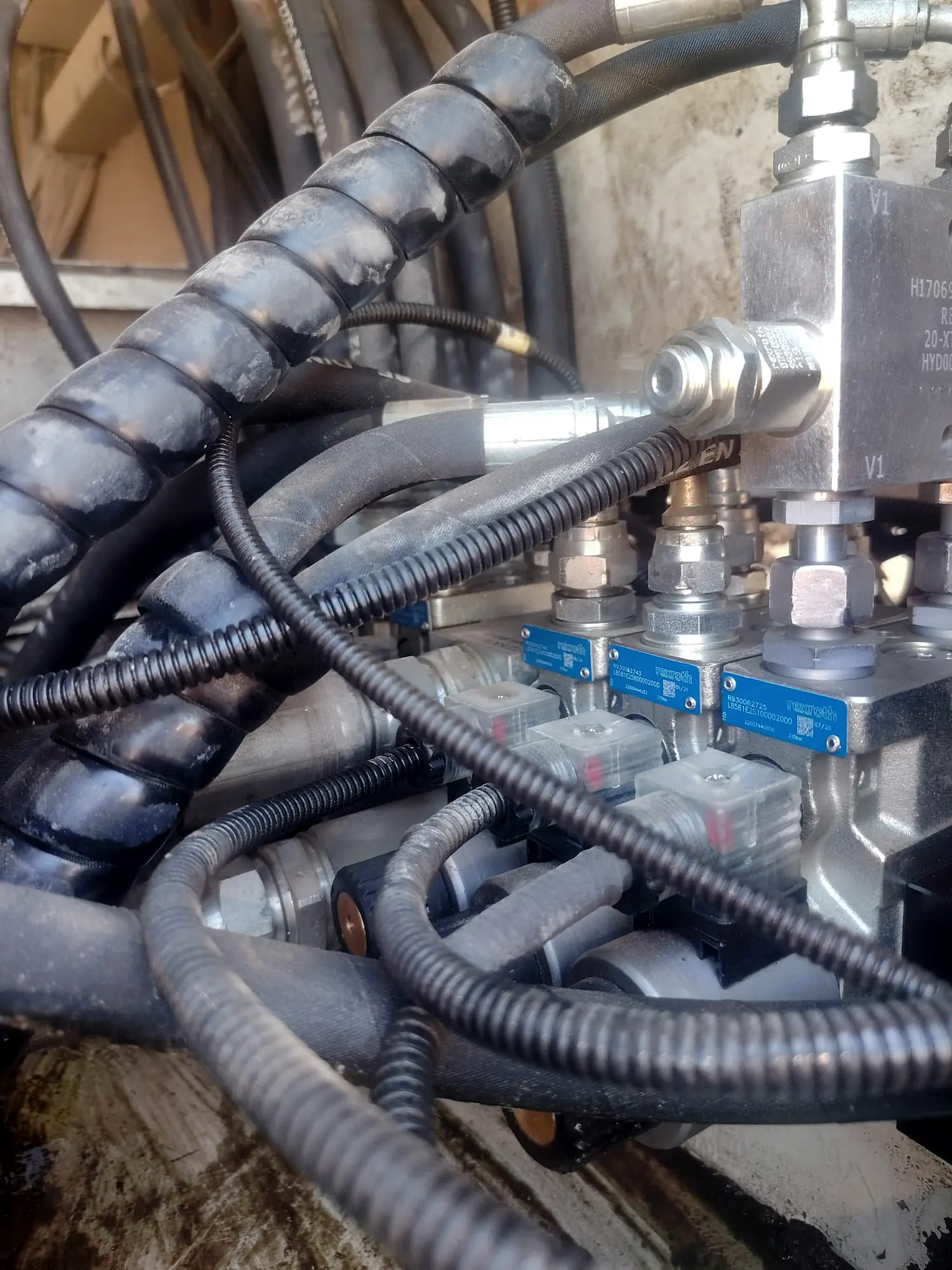 Hydraulic valves and hoses