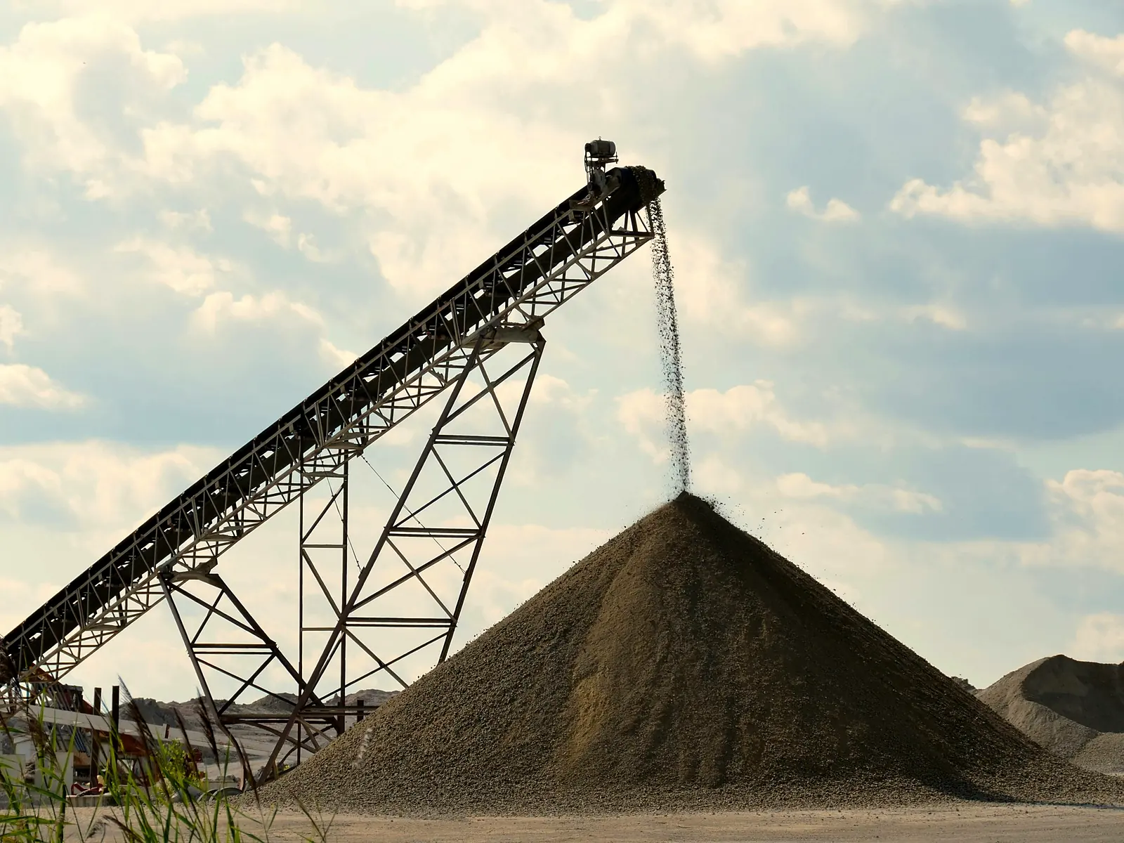 Nastro di carico su un cumulo di inerti